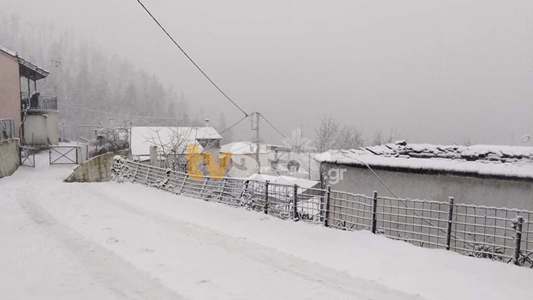 Χιονίζει στην Εύβοια – Επιχείρηση διάσωσης ατόμου στη Στενή